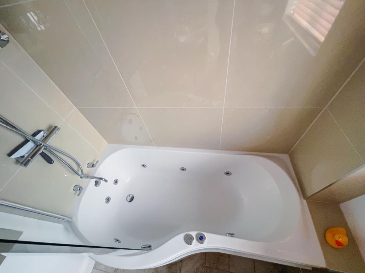 فيلا Bright & Cosy - Jacuzzi - Log Burner - King Beds Tangmere المظهر الخارجي الصورة