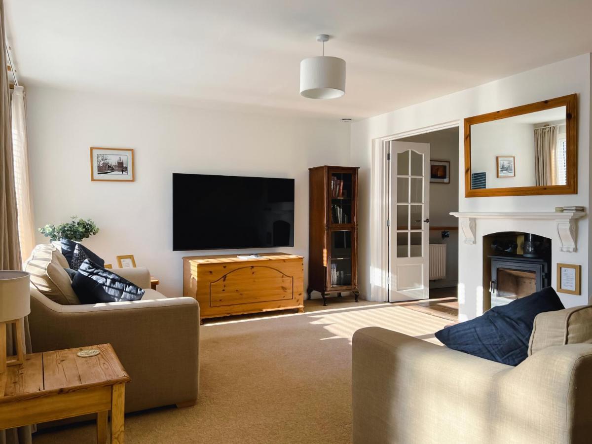 فيلا Bright & Cosy - Jacuzzi - Log Burner - King Beds Tangmere المظهر الخارجي الصورة