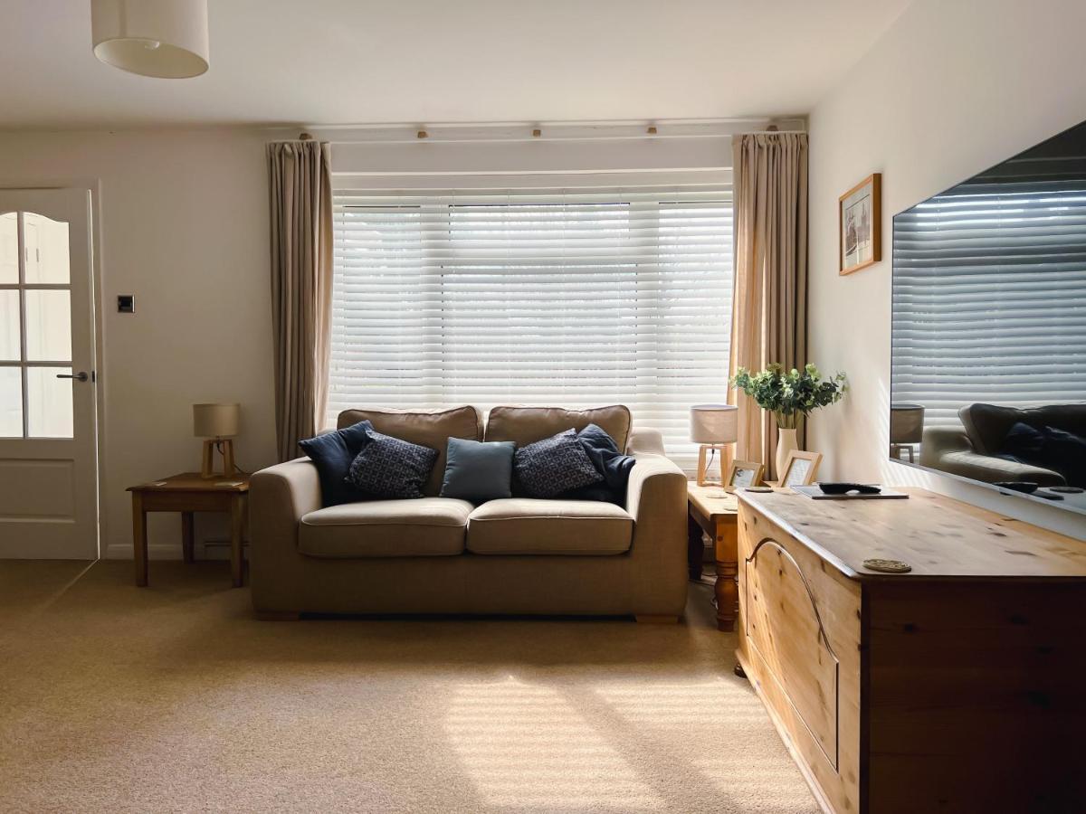 فيلا Bright & Cosy - Jacuzzi - Log Burner - King Beds Tangmere المظهر الخارجي الصورة